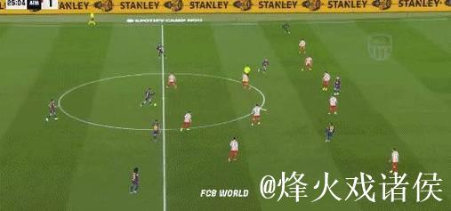 巴萨9000万巨星救主：单刀打空门 亲吻队徽！4万人鼓掌致敬